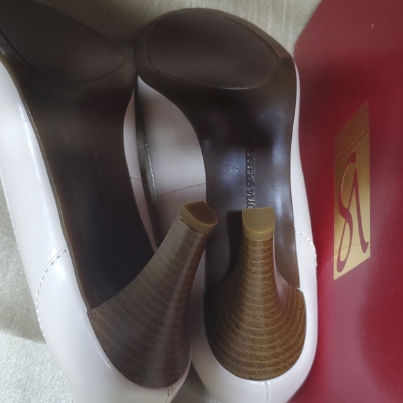 Victoria Spencer, Ivory colored, peep toe heels. - Picture 6 of 7